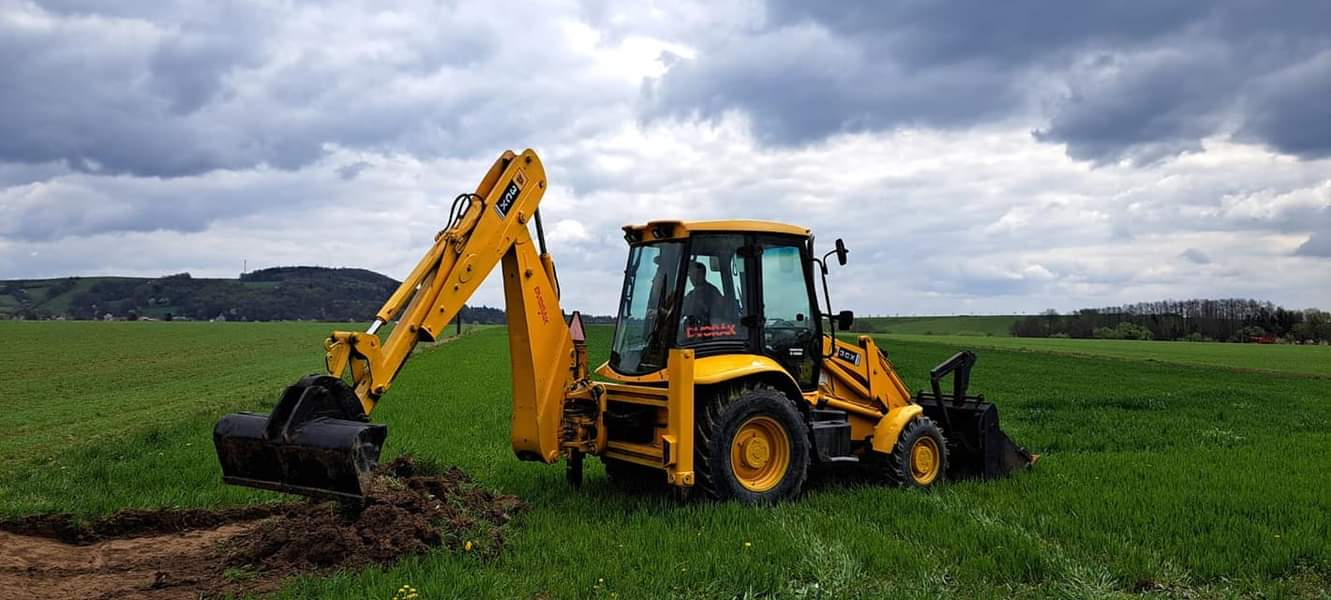 Výkopové práce traktorbagrem JCB